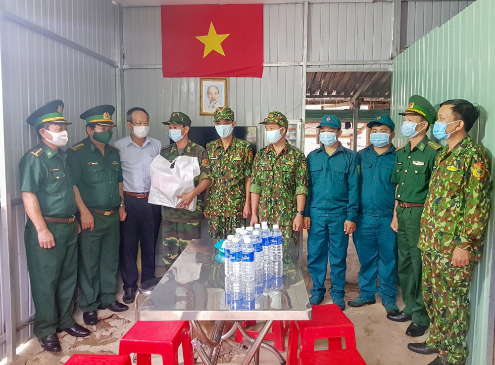 Thăm, tặng quà cán bộ, chiến sĩ Biên phòng làm nhiệm vụ phòng, chống dịch trên biên giới

